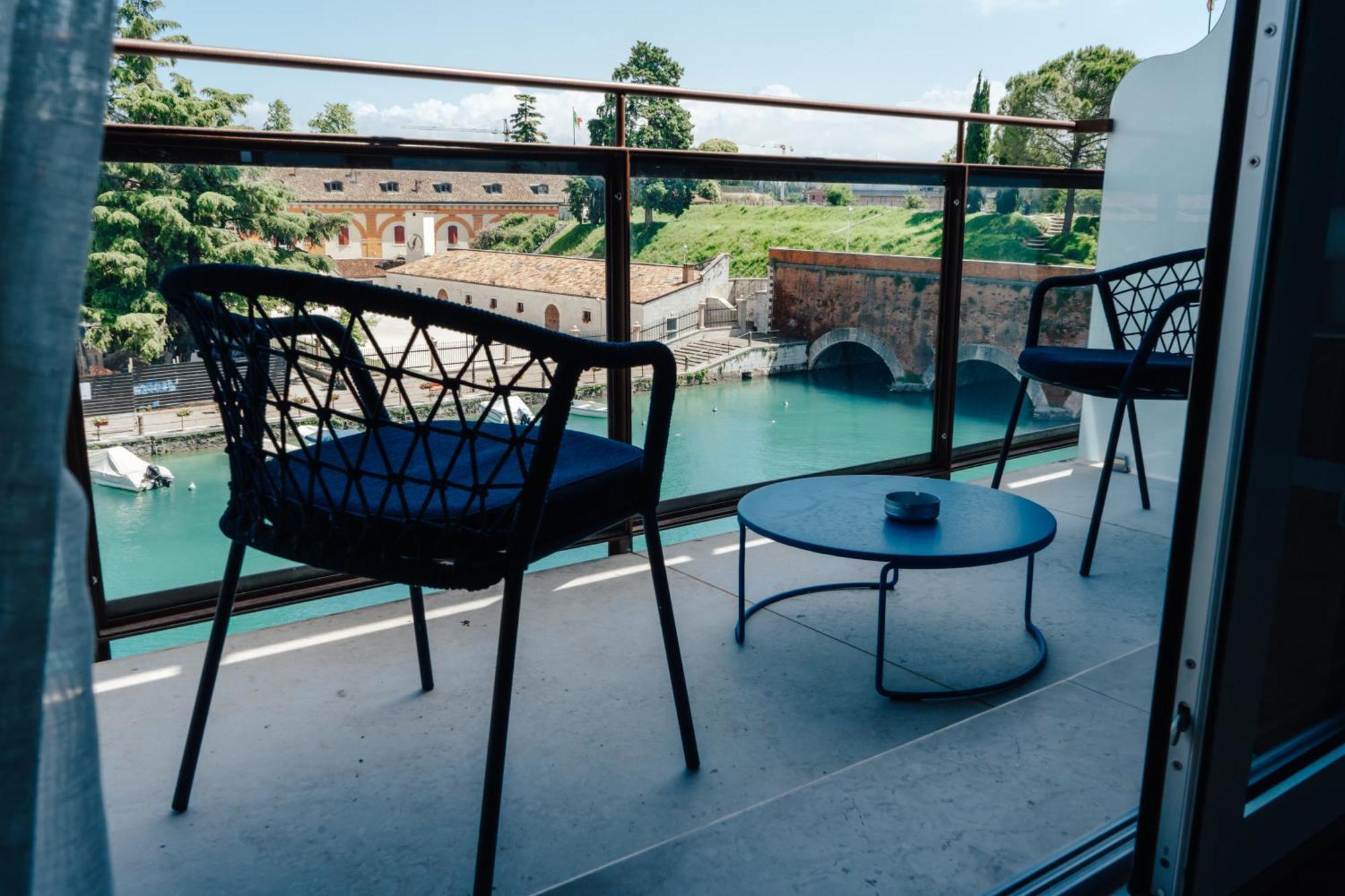 C House Rooms Lake Пескиера дел Гарда Екстериор снимка