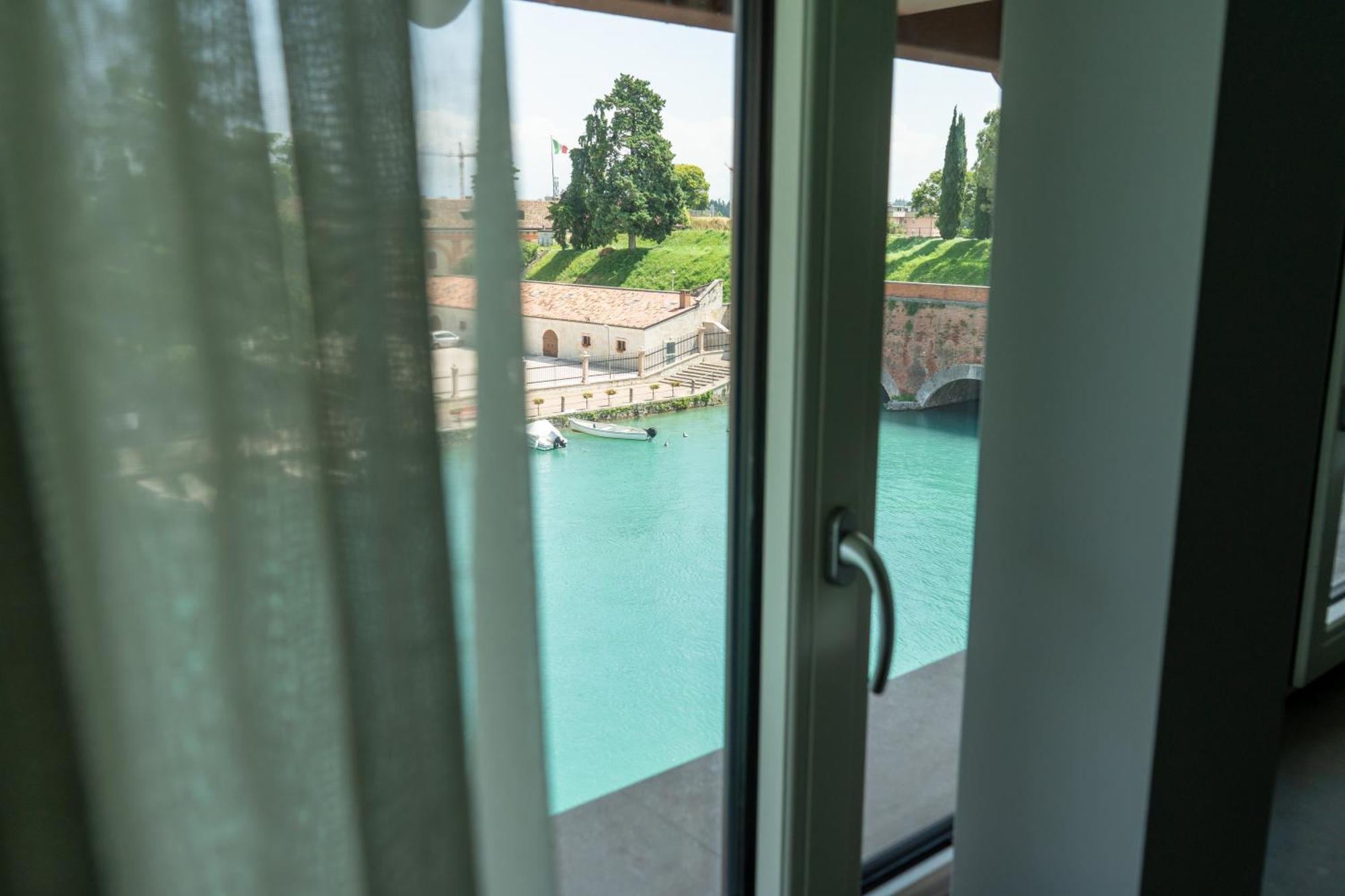 C House Rooms Lake Пескиера дел Гарда Екстериор снимка
